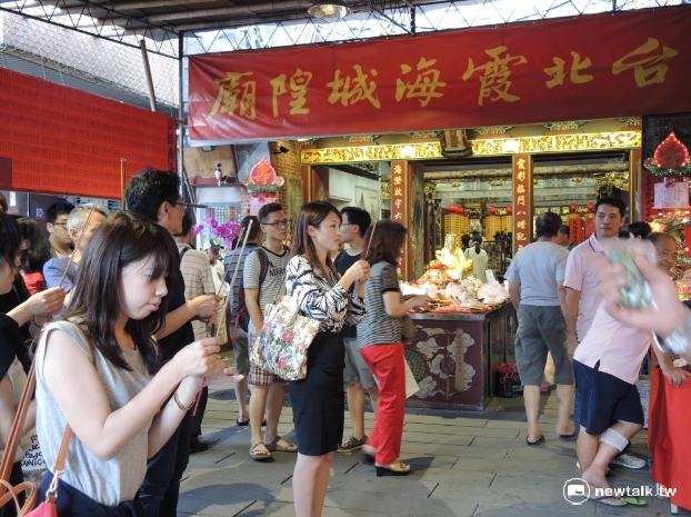 台北霞海城隍廟是北部知名拜月老聖地，甚至有日本觀光客不惜遠道而來求好姻緣。   圖：董珮君提供