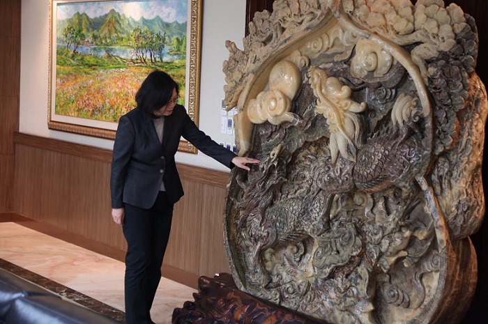 總統蔡英文對南部辦公室座內的雕刻作品仔細審視。   圖：高雄市政府提供