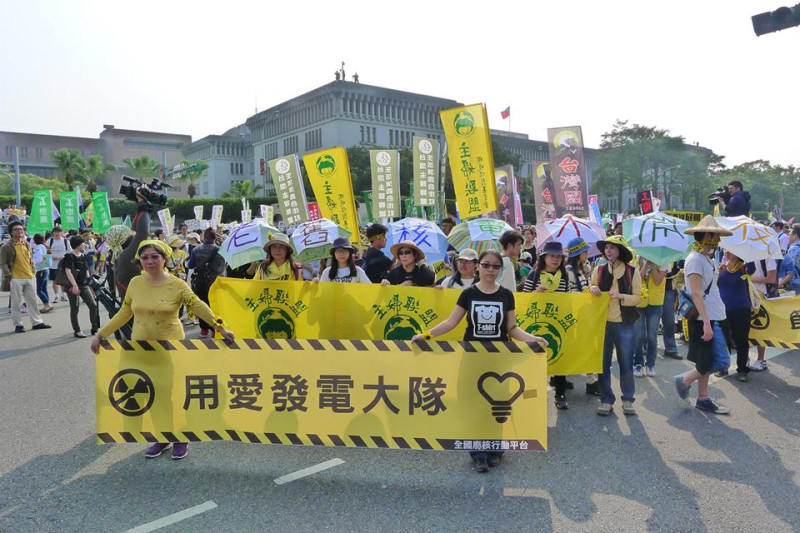 南台灣311反核反空污遊行11日下午展開。   圖：翻拍自網路