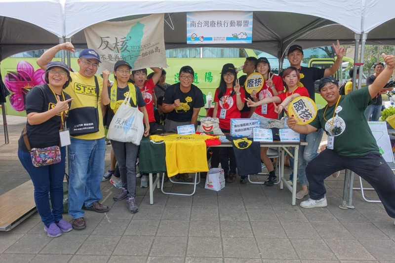 「南台灣廢核反空污」遊行11日在高雄市登場，吸引近千人參加，要求政府給人民安全乾淨的未來。    圖：廢核行動聯盟臉書