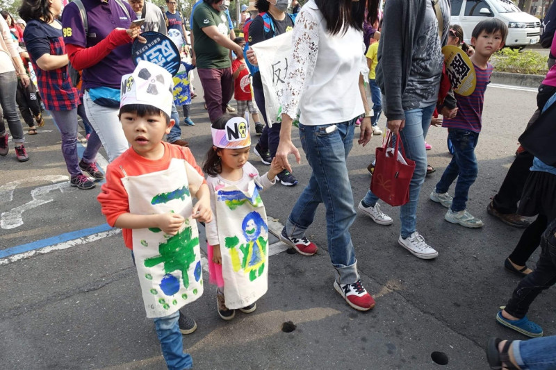 「南台灣廢核反空污」遊行11日在高雄市登場，媽媽也帶的小孩來參加。    圖：翻攝自地球公民基金會臉書