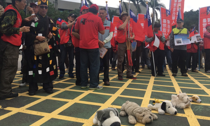 數十名「台灣退伍軍人權益保障協會」老兵11日前往國防部抗議年金改革黑箱作業。   圖：網友提供
