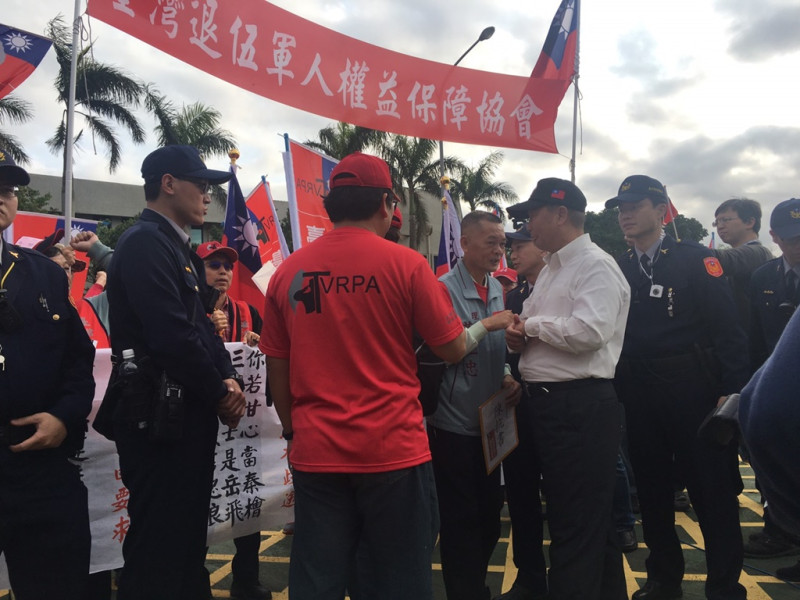 數十名「台灣退伍軍人權益保障協會」老兵11日前往國防部抗議年金改革黑箱作業。   圖：網友提供