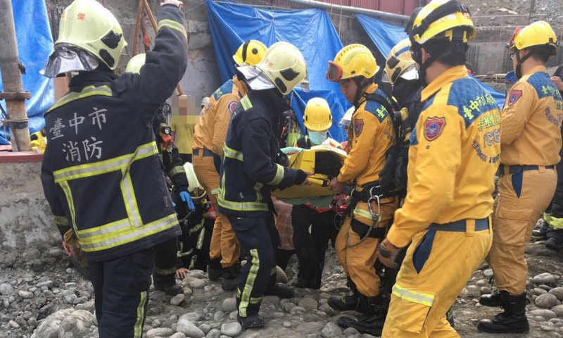 一名工人被土石埋住一個多小時後被救出，緊急送醫。   圖：台中市消防局提供