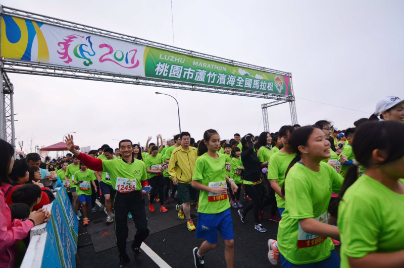 今年的蘆竹濱海全國馬拉松，逾7,000人報名，其中有12位跑者超過70歲，最高齡84歲，更有來自44個國家的跑者。   圖：翻攝自桃園市政府官網