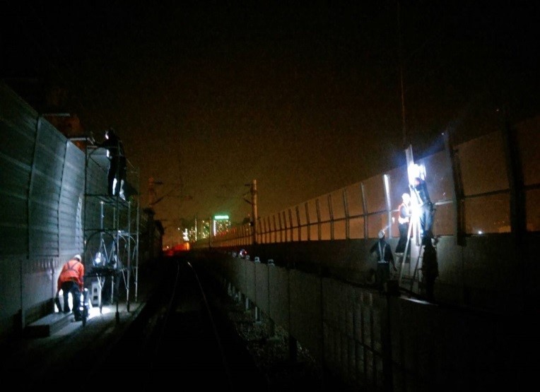台中鐵路高架化隔音夜間也進行施工。   圖：台中市政府提供