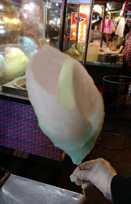 造型可愛的彩芋棉花糖，勢必吸引小朋友的目光。    圖：翻攝自2017桃園彩色海芋季官網 