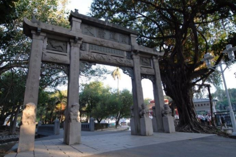 列為國家三級古蹟的重道崇文坊，四支方形石柱前後各立一隻石獅。   圖：翻攝自台南市政府觀光旅遊局網站