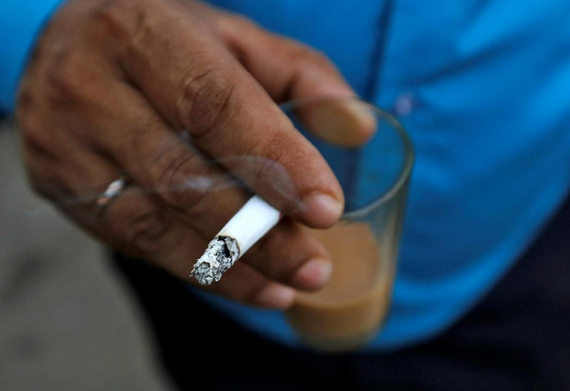 依《菸害防制法》規定，於全面禁菸場所，提供熄菸器具最高可處5萬元罰鍰，吸菸者最高可罰一萬元罰鍰。   圖：達志影像/路透社