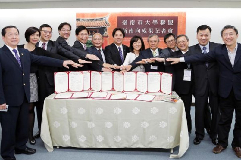 台南市長賴清德和台南市內12位大學校長共同發表「台南市大學聯盟」（TNUA）新南向參訪團的豐碩成果。   圖：台南市政府提供