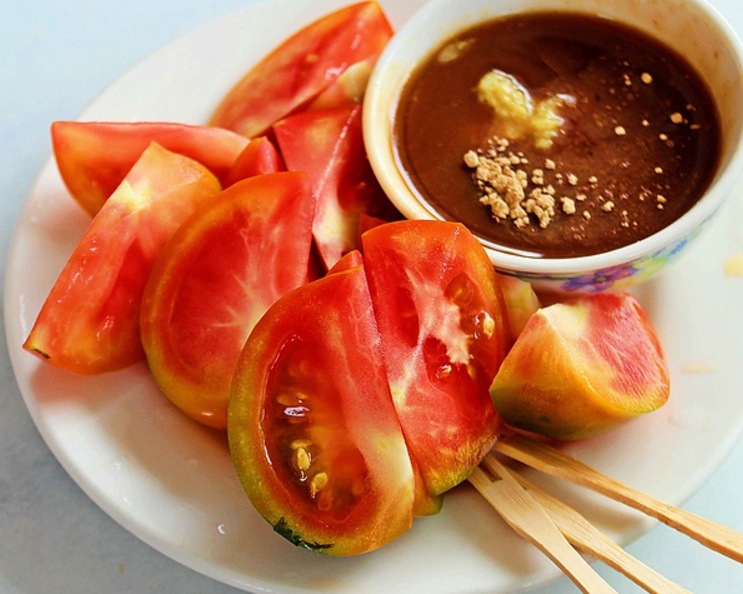 台南發跡的薑汁番茄，是在日治時代大量產糖的時代背景下誕生。    圖：翻拍自愛評旅遊網 