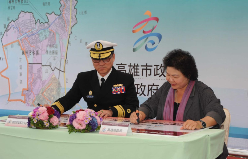 海軍保修指揮部指揮官周燕龍(左)與高雄市長陳菊(右)簽署左營軍區污水接管備忘錄。   圖：高雄市政府提供