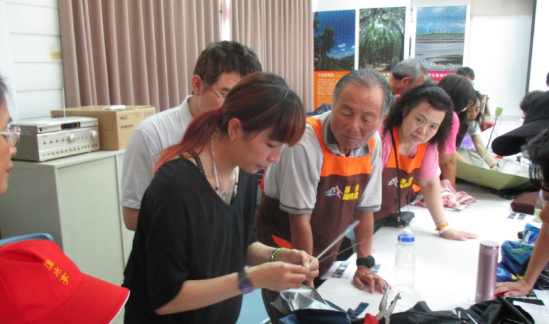 台中市政府環保局免費教市修雨傘。   圖：台中市政府環保局提供