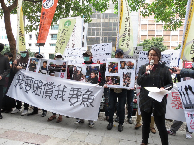 環保團體與多名越南移工15日至越南駐台辦事處前抗議，表示台塑越鋼汙染的賠償金遲遲未到受害者手中。   圖：環境法律人協會提供。
