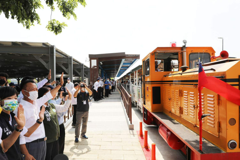 蒜頭糖廠五分車延駛至嘉義高鐵站，今天通車。   圖：嘉義縣政府/提供