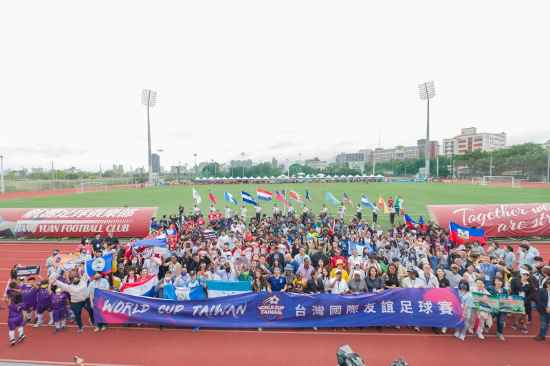World Cup Taiwan 與會貴賓、參賽球員與國旗大合照。   圖：新北市青年局提供