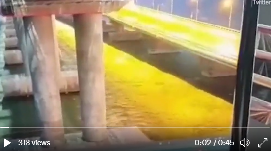 在克里米亞大橋爆炸前，橋下驚見神秘海浪。   圖：翻攝自Shahryar Sultan推特
