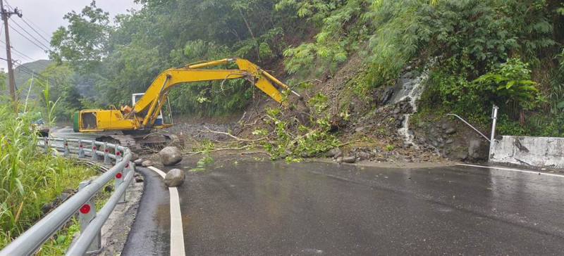 因連日大雨，造成花64線瑞港公路6.7公里處邊坡大面積土石崩落，多處道路出現落石阻斷交通。   圖：鳳林警分局/提供