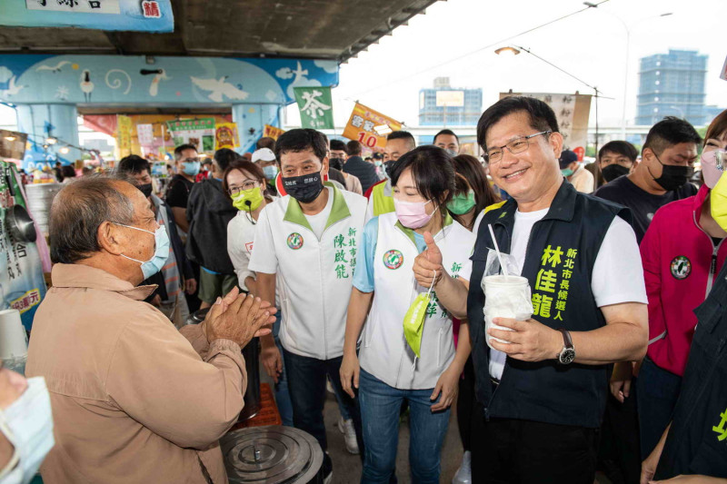 林佳龍在新北市議會民進黨團總召陳啟能、副召李倩萍與市議員李余典、彭佳芸、李坤城及市議員候選人邱婷蔚、顏蔚慈陪同下，到三重區重新橋觀光市集掃街拜票。   圖：林佳龍競辦提供