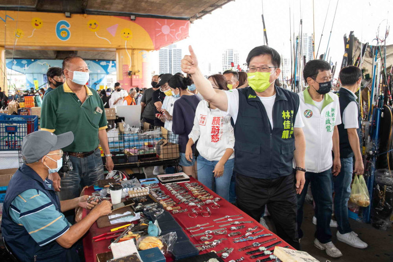 林佳龍到三重區重新橋觀光市集掃街拜票，向民眾熱情打招呼。   圖：林佳龍競辦提供