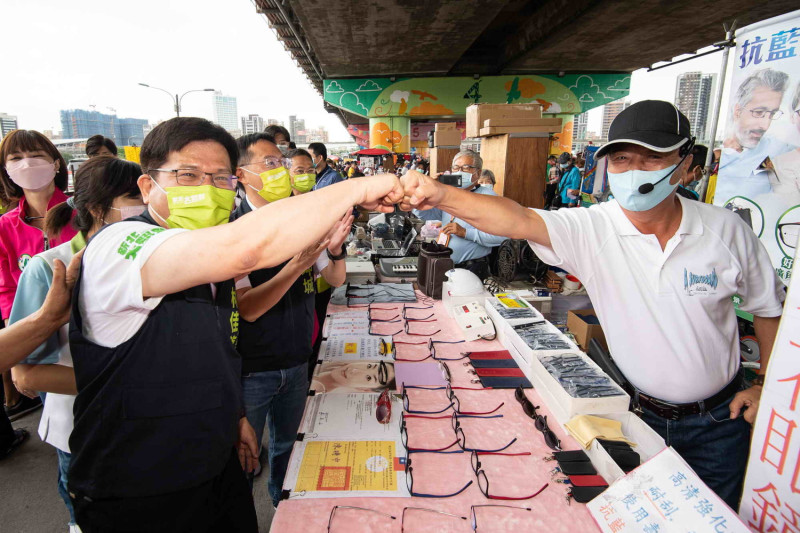 林佳龍到三重區重新橋觀光市集掃街拜票，民眾開心擊拳招呼。   圖：林佳龍競辦提供