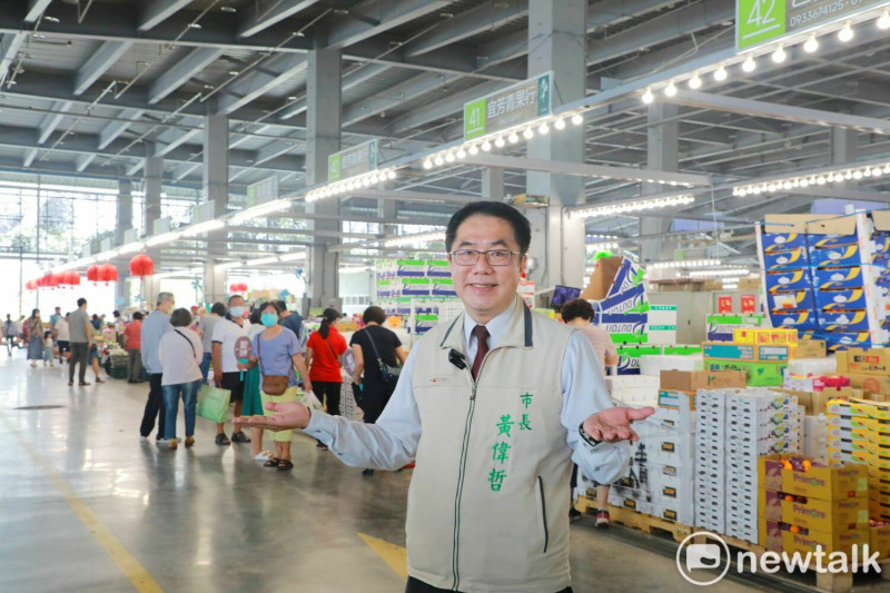 台南市長黃偉哲至新化踩點開箱這座全國最美的果菜市場，還幫忙促銷香蕉及酪梨，吸引不少民眾前往採買，他也喊話邀請全國民眾利用國慶連假造訪新化果菜市場。   圖：台南市政府提供