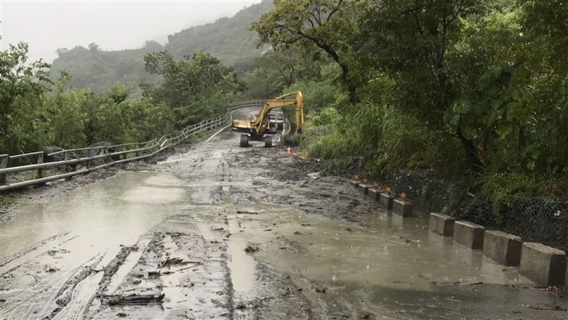 花64線瑞港公路6.7公里處因豪雨不斷造成邊坡土石大量崩落，目前交通管制中。   圖／瑞穗鄉公所提供