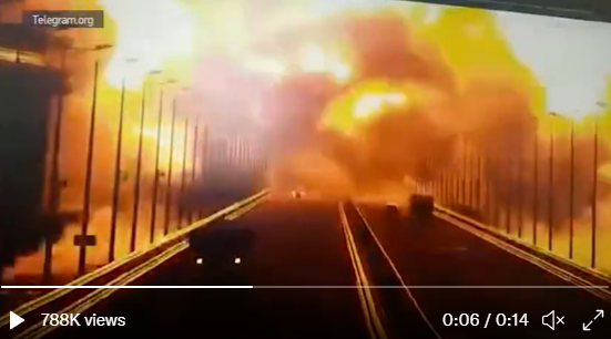 克里米亞大橋發生爆炸，俄媒爆料卡車所有人疑似為幕後黑手。   圖：翻攝自推特