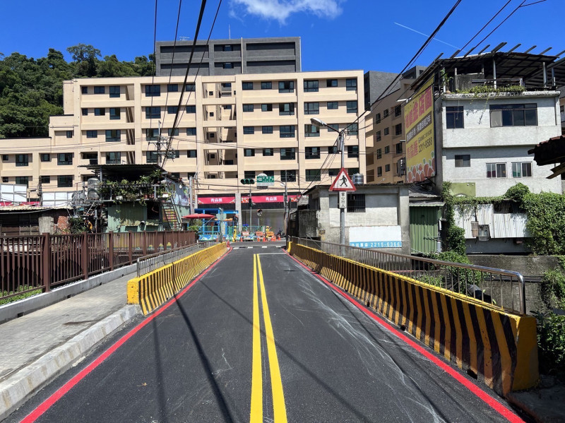 新店區雙城橋原先因橋面狹窄而有人車爭道現象，嚴重影響通行安全，最近由養工處完成增設鋼構人行橋，提供行人專用跨河通路。圖為完工後。   圖：新北市工務局養工處提供