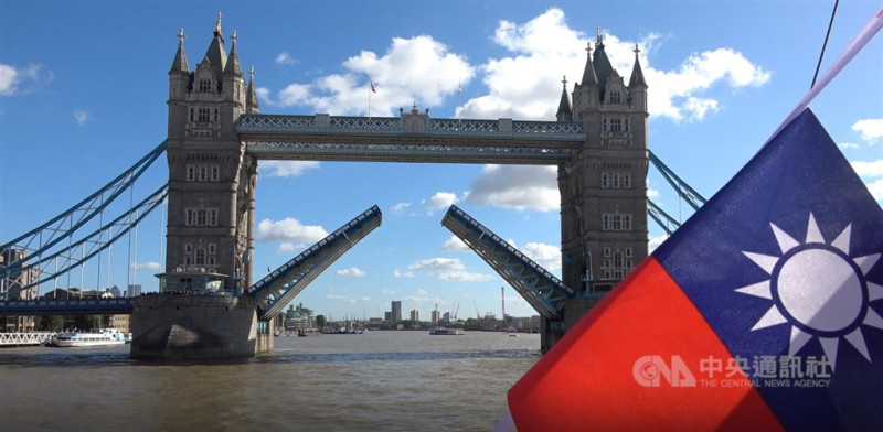 在英國的僑界8日於倫敦泰晤士河上舉行國慶。由於懸掛多面中華民國（台灣）國旗的「國慶船」高度超過9公尺，倫敦塔橋特別「開橋讓路」，引起船上約300名旅英僑民及其在地友人一陣歡呼。   圖/中央社