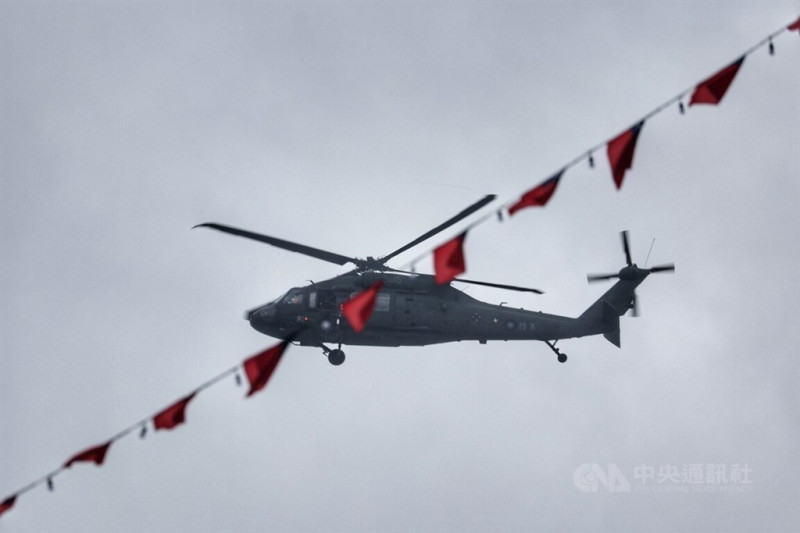 中華民國中樞暨各界慶祝111年國慶大會10日在總統府前廣場舉行，圖為UH-60M黑鷹直升機擔任天觀機飛越台北上空。   圖/中央社