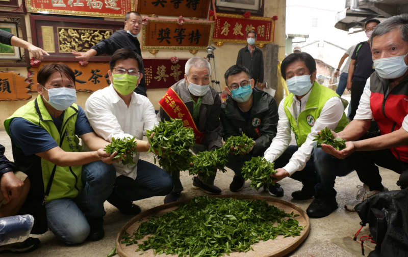卓冠廷與林佳龍表示要好好推廣三峽的茶文化和鶯歌的陶瓷茶具藝術。   圖:卓冠廷辦公室提供