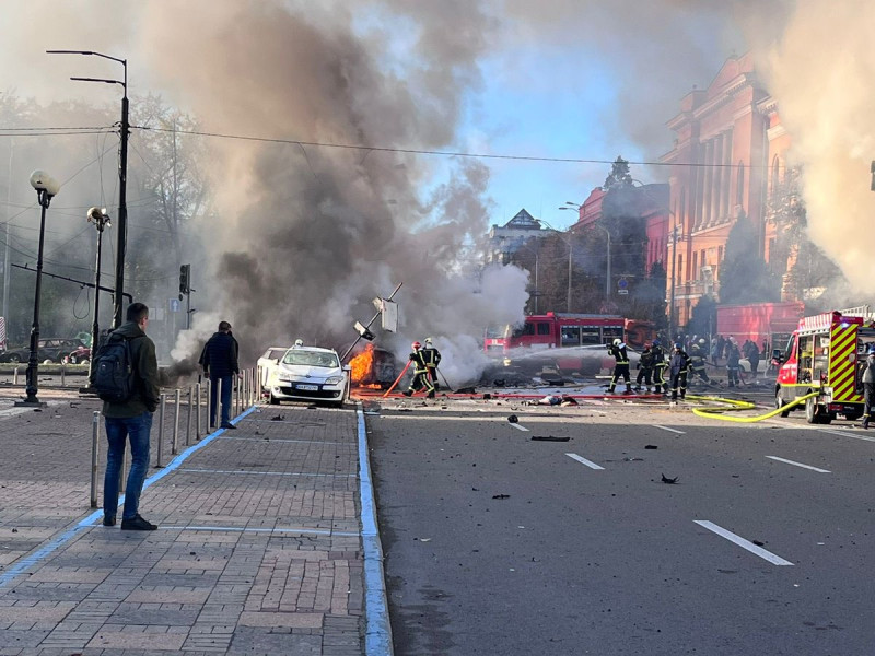 烏克蘭當局已出動消防車、警車到基輔舍甫琴科區 ( Shevchenkivs'kyi )滅火救援。   圖: 翻攝自烏克蘭國會議員 lesia vasylenko 推特