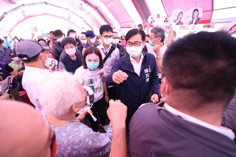 陳其邁(中)與湯詠瑜一起大進場。   圖：陳其邁競選辦公室提供