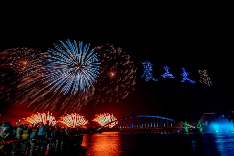 2022年國慶焰火在嘉義縣舉行，配合無人機表演，令民眾大飽眼福。   圖：嘉義縣政府/提供