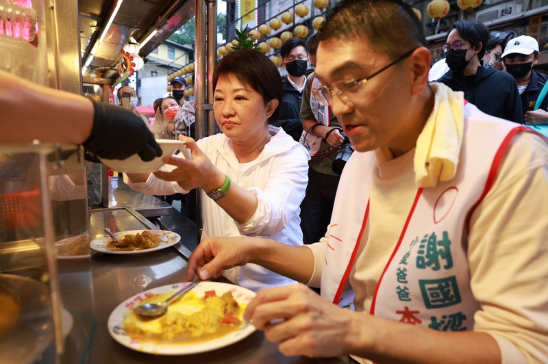 盧秀燕回隆市輔選謝國樑，兩人一同到廟口吃小吃。   盧秀燕競選總部/提供