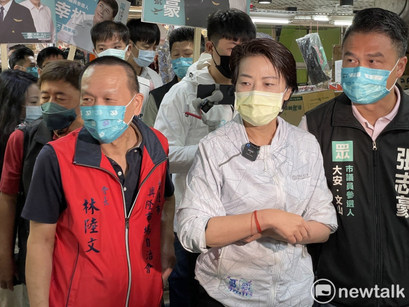 無黨籍台北市長參選人黃珊珊走訪興隆市場。   圖：周煊惠 / 攝