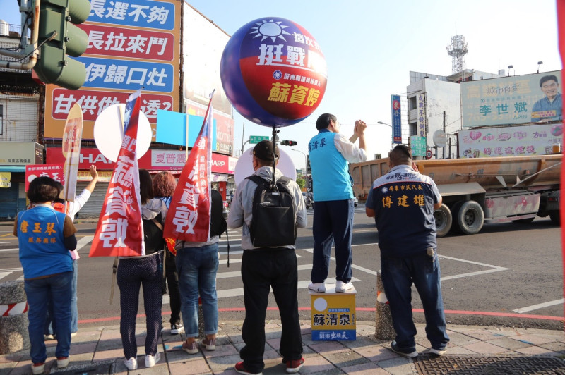 蘇清泉團隊路口拜票活動起跑。   圖：蘇清泉競總提供