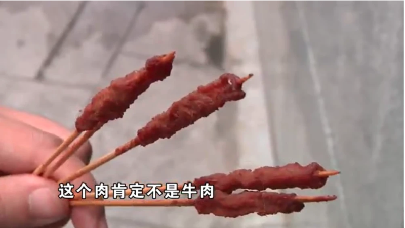 中國杭州市一位市民小孫發現在外賣平台上點的「 烈焰牛肉風味小串 」味道不對，詢問商家後得知小串竟是鴨肉做成   圖：翻攝自陸網