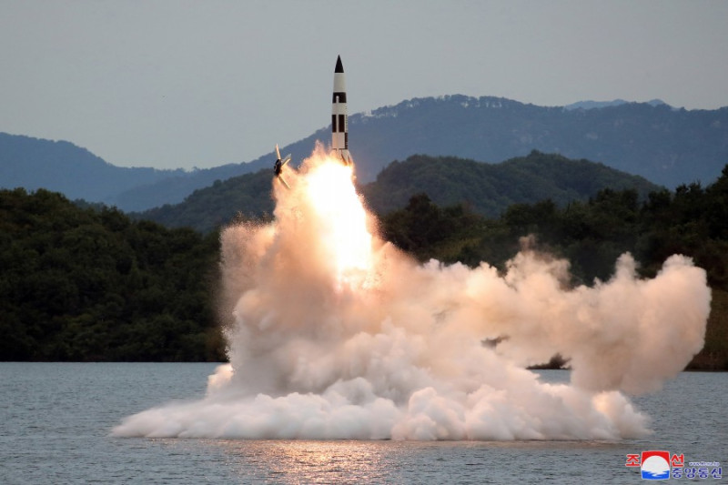 北韓官媒《朝中社》發布系列圖輯，其中最引人關注的是9月25日從平北泰川郡水庫發射的小型SLBM(潛射彈道導彈)，是軍事史上首次有人在水庫架設潛射導彈發射架。   圖：翻攝朝中社