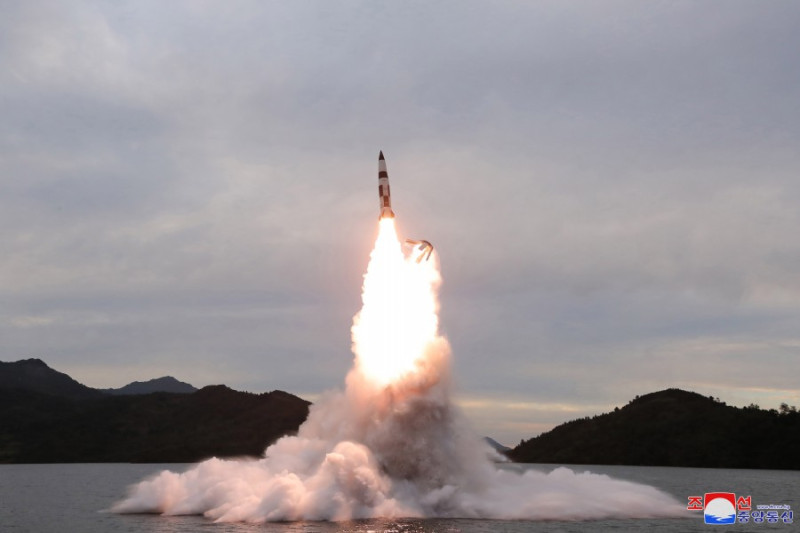 北韓官媒《朝中社》發布系列圖輯，其中最引人關注的是9月25日從平北泰川郡水庫發射的小型SLBM(潛射彈道導彈)，是軍事史上首次有人在水庫架設潛射導彈發射架。   圖：翻攝朝中社