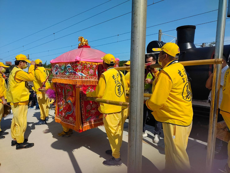 為慶祝海線通車一百週年，白沙屯媽祖也第一次搭蒸汽火車「出巡」。   圖：台鐵局／提供