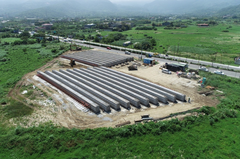 養工處辦理金山區磺溪四十號橋改建工程，10月11日起至10月14日每天上午9時至下午5時，進行預力梁運輸吊裝作業，屆時將封閉台2線往石門方向，請用路人改走對向車道調撥通行。   圖：新北市工務局提供