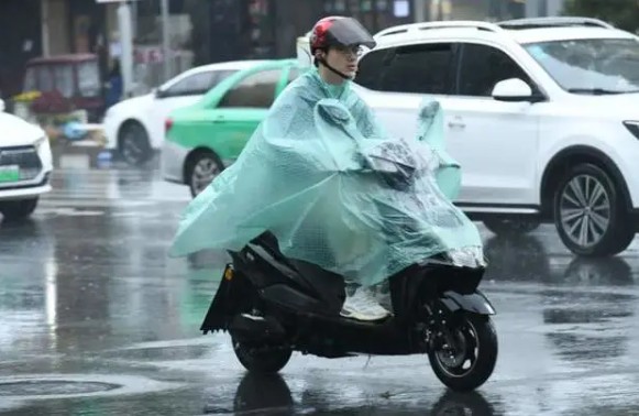 安徽阜陽市迎來秋季持續降雨天氣，氣溫出現斷崖式下降。   圖:翻攝自中新網'