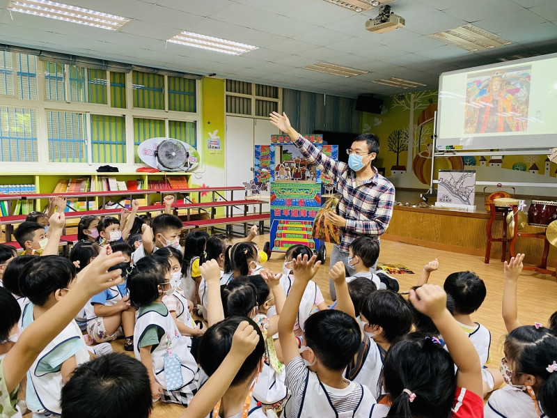 淡水古蹟博物館全年無休的行動博物館，備有完整教案，也提供導覽員至托老、日照、失智、幼兒園等地解說，歡迎有興趣的機關前來預約。   圖：淡水古蹟博物館提供