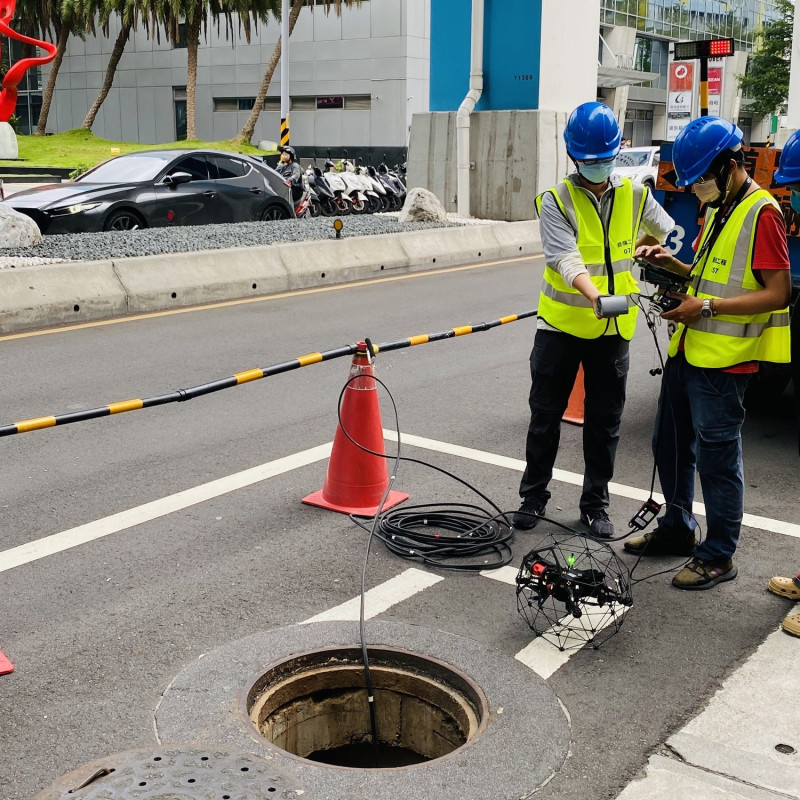 利用防撞無人機探勘輔助污水下水道的維護管理工作。   圖：新北市水利局提供