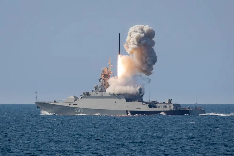 俄黑海艦隊艦艇發射「口徑」巡航導彈。   圖:翻攝自樞密院十號