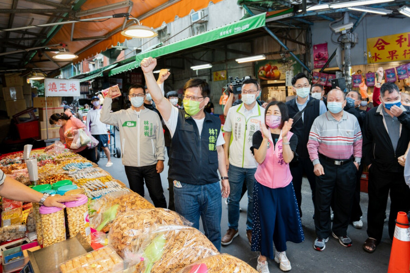 林佳龍由市議員鍾宏仁、何淑峯及議員參選人翁震州、林秉宥陪同，到新莊宏泰市場掃街拜票。   圖：林佳龍競辦提供