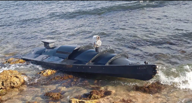 俄羅斯社交媒體出現一張小型、新穎的水面無人船照片，據稱這是使用一般商用無人船載運炸彈，以類自殺攻擊方式攻擊碼頭、船艦。   圖：翻攝Мілітарний
