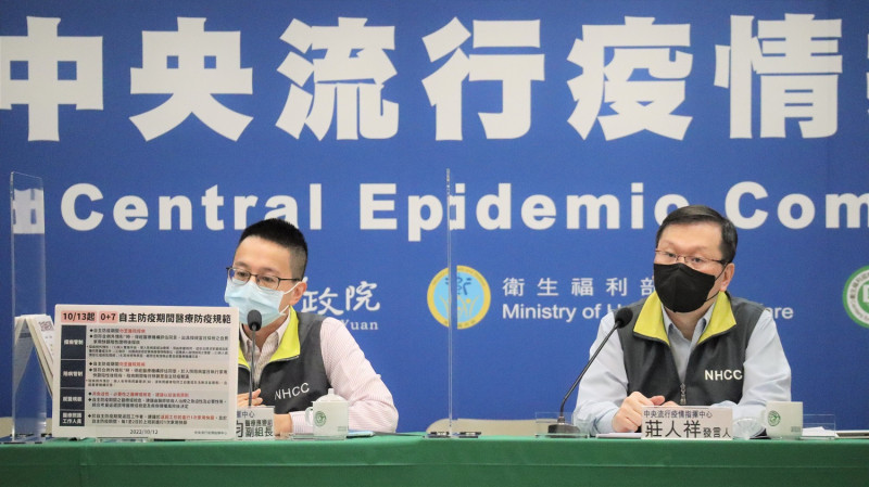 中央流行疫情指揮中心發言人莊人祥（右）提醒今天入境仍是維持3+4。   圖：中央流行疫情指揮中心/提供